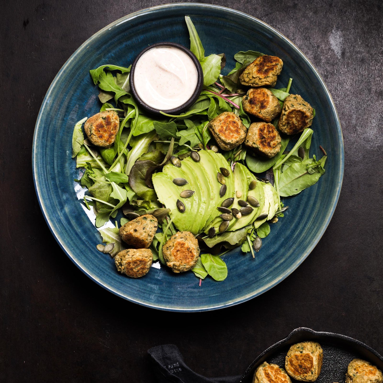 Insalata con polpette di ceci e dressing allo yogurt