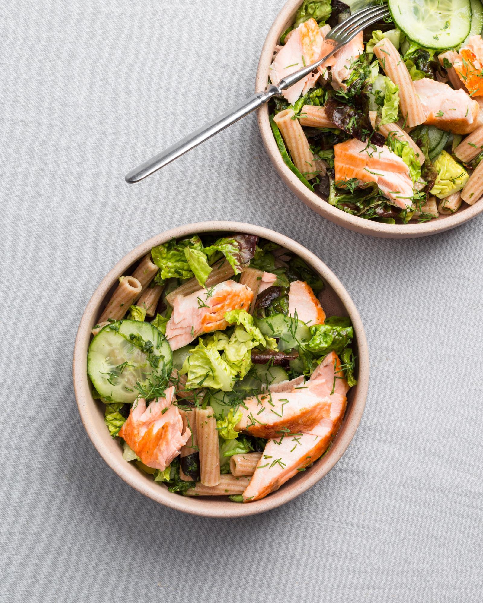 Insalata con salmone e condimento alle erbe