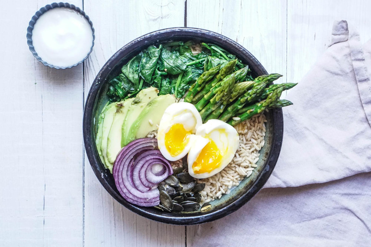 Insalata con asparagi e dressing allo yogurt