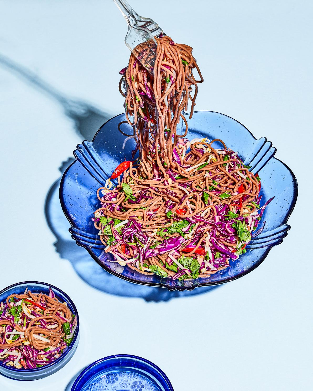 Insalata con cavolo rosso, coriandolo e noodles soba