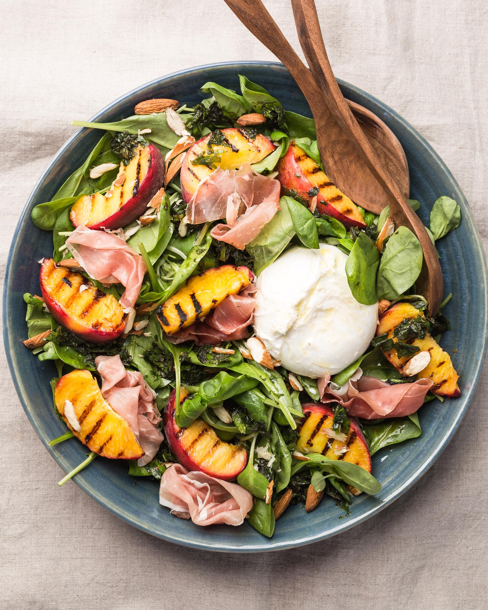Insalata con pesche grigliate