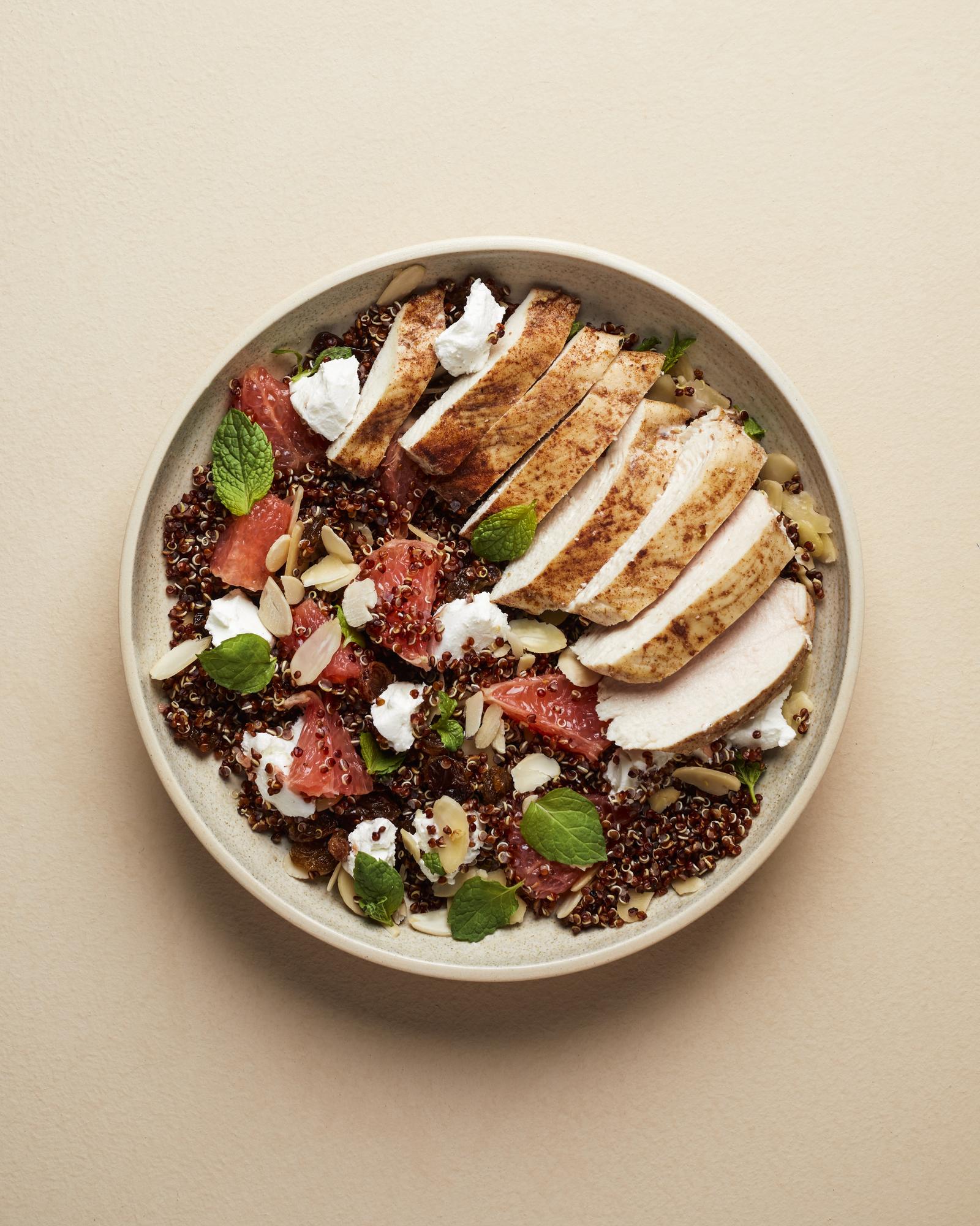 Insalata con pollo, quinoa e pompelmo
