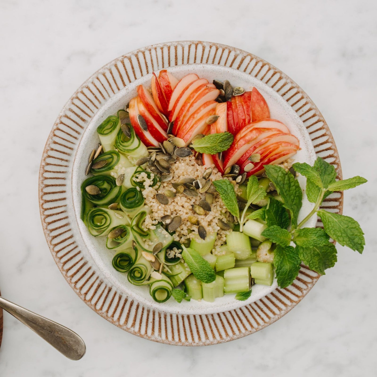 Insalata con quinoa e senape in grani