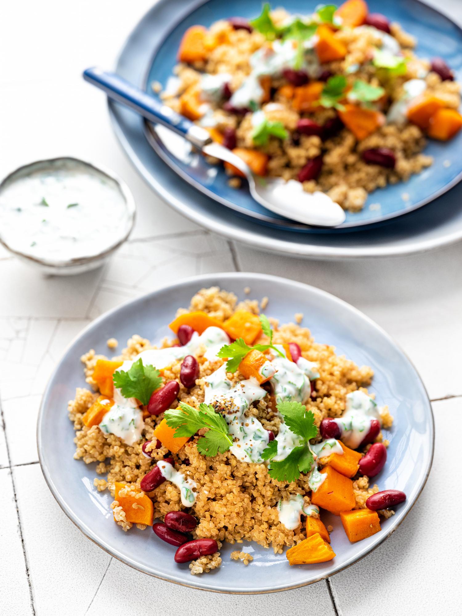 Insalata con quinoa, patata dolce al forno e dressing