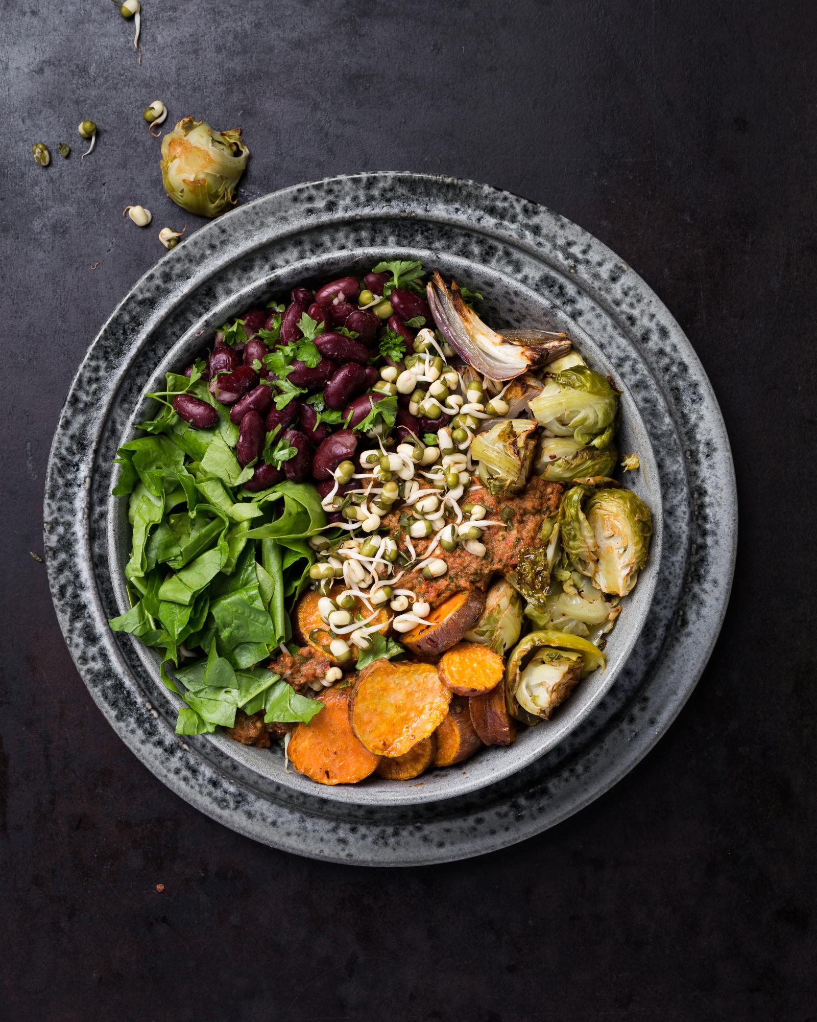Insalata di cavolini di Bruxelles con salsa