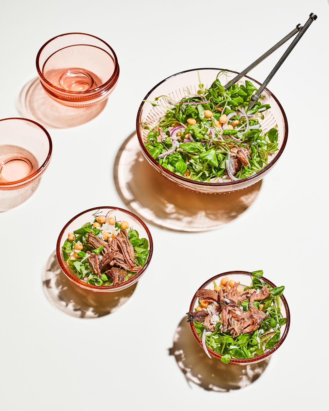 Insalata con agnello sfilacciato, ceci e cipolla rossa