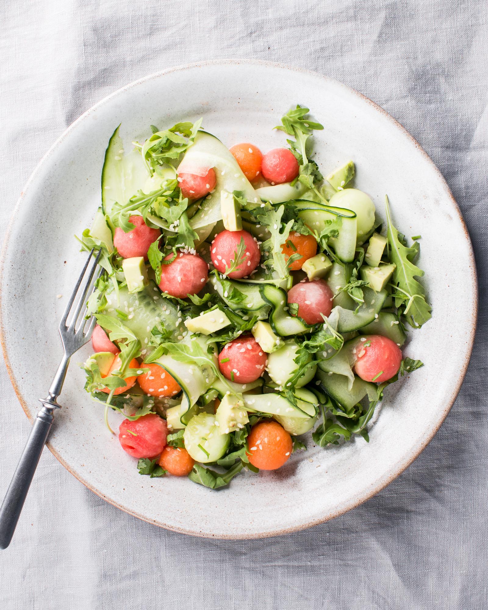 Insalata con cetriolo, melone e avocado
