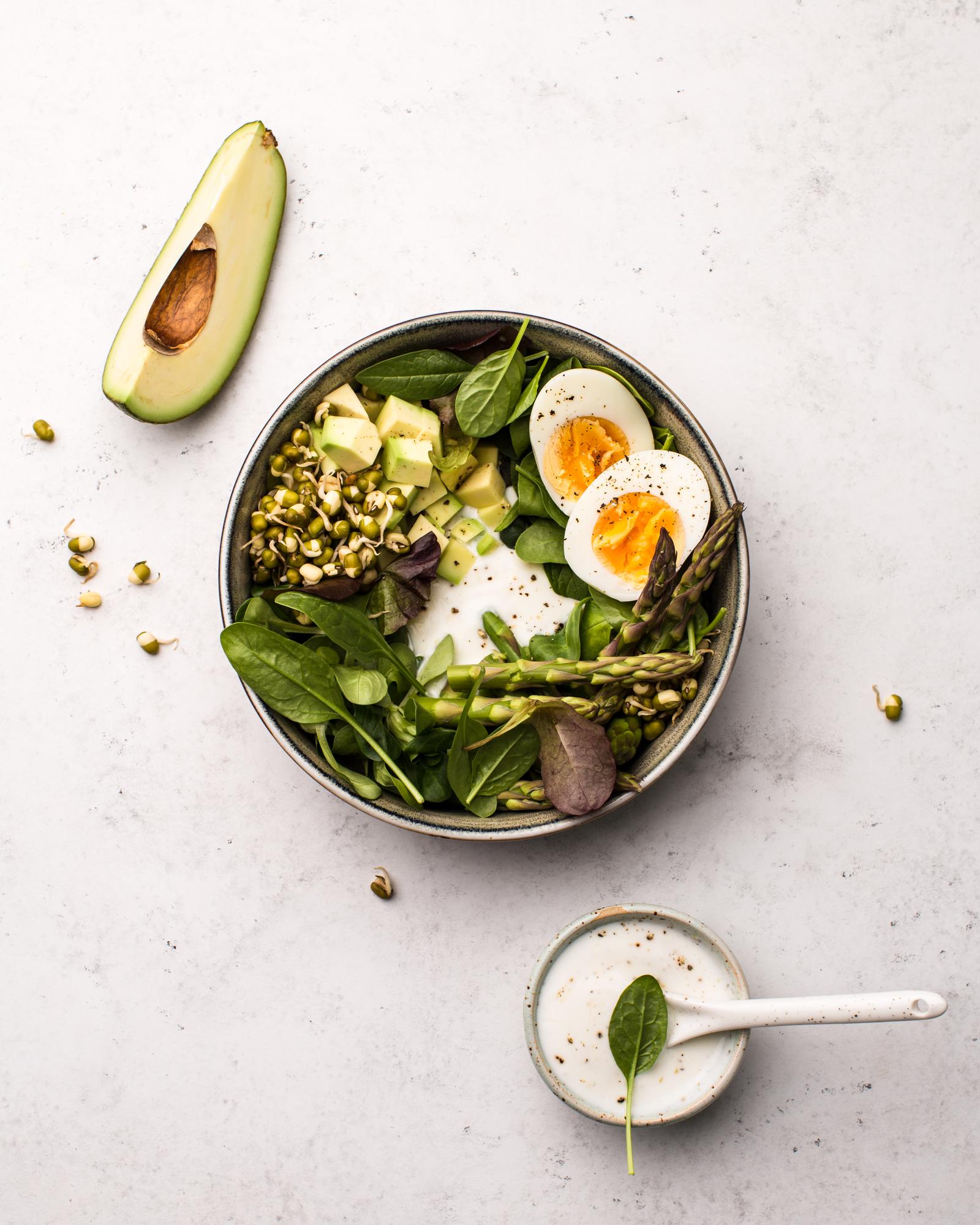 Insalata con asparagi e vinaigrette allo yogurt