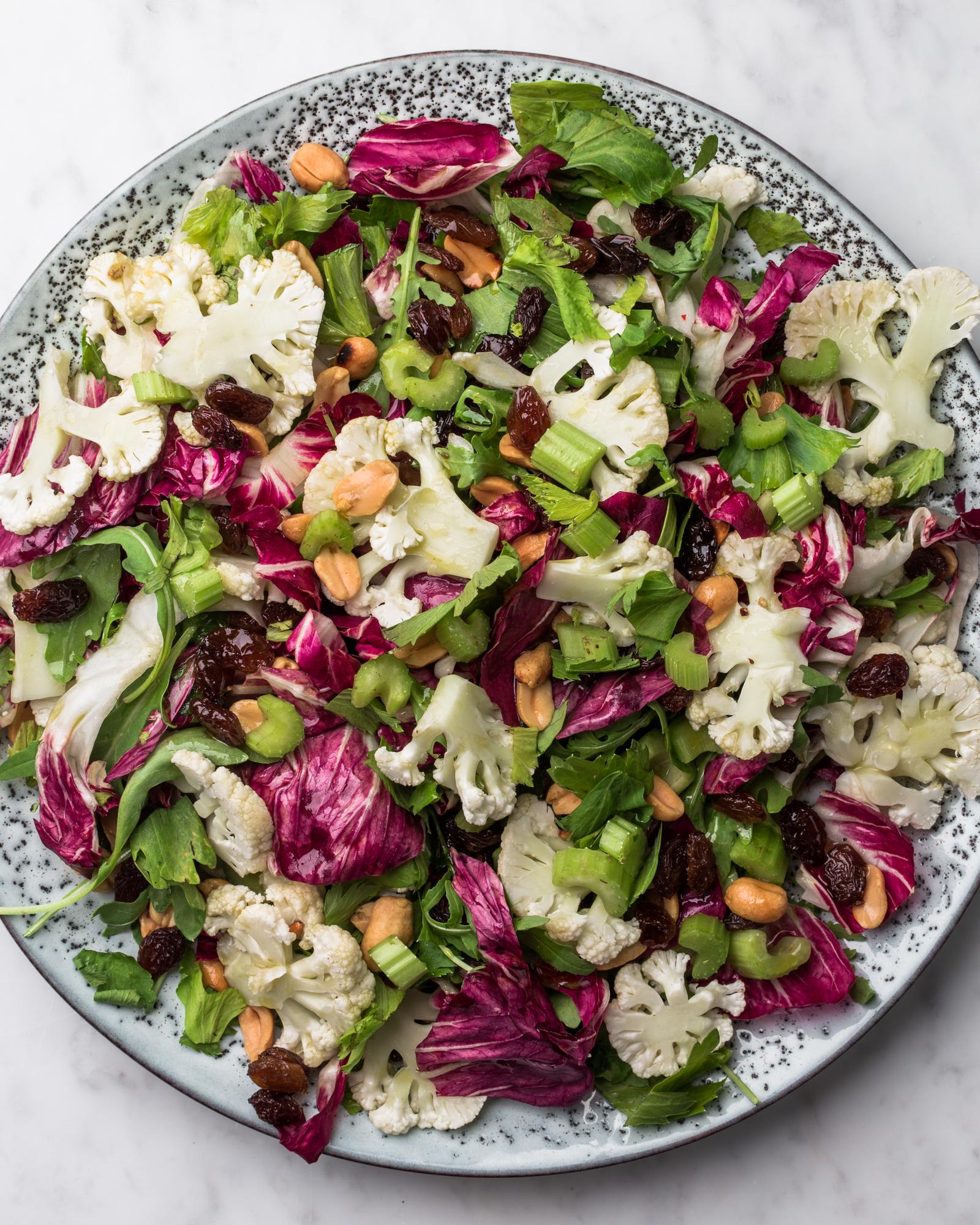 Insalata con cavolfiore crudo e arachidi