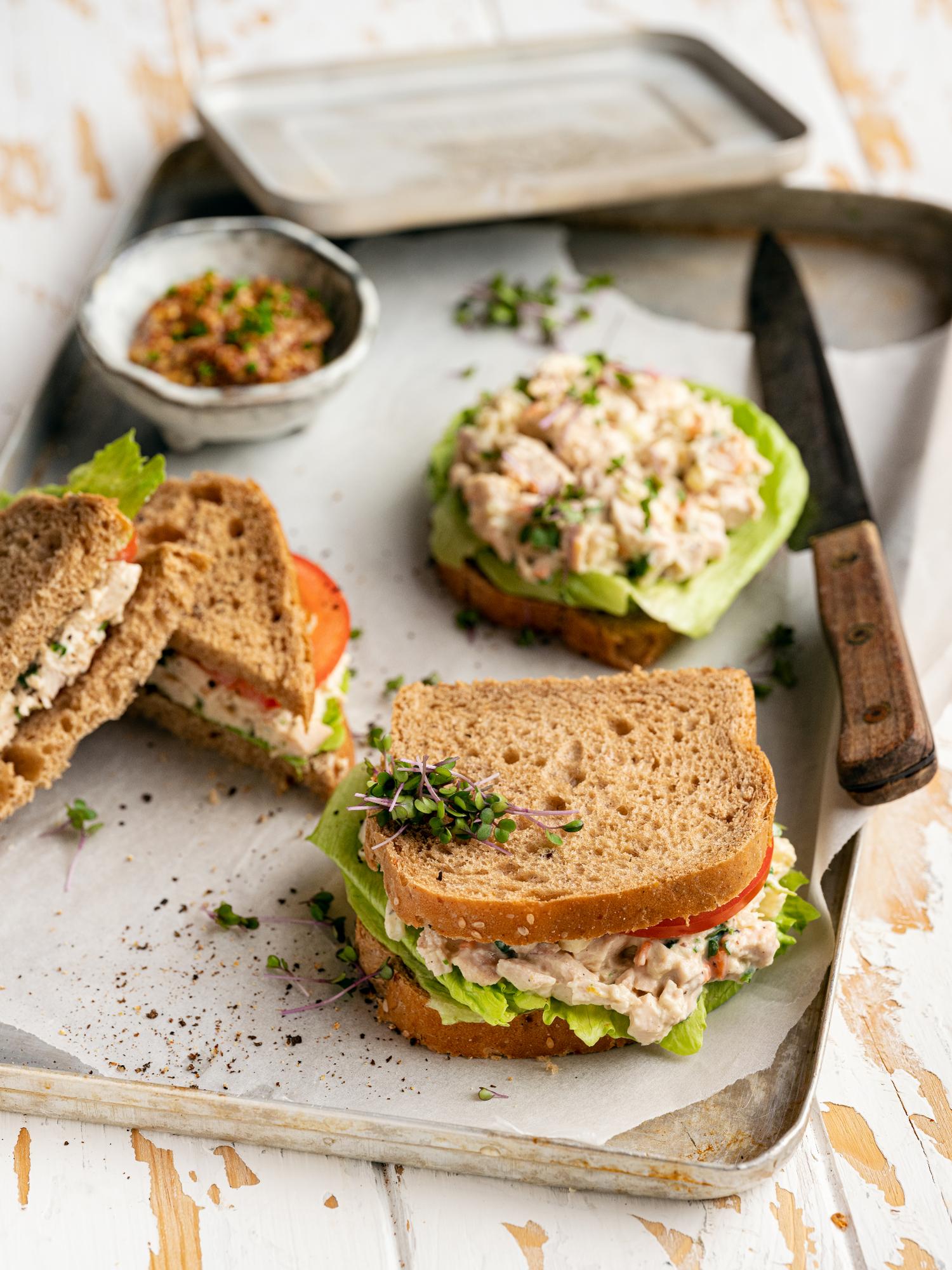 Sandwich con insalata di pollo