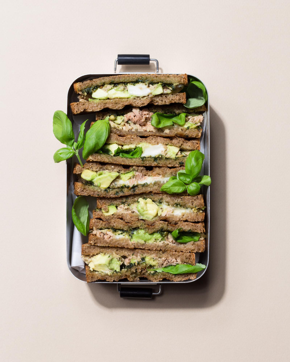 Toast con tonno e avocado