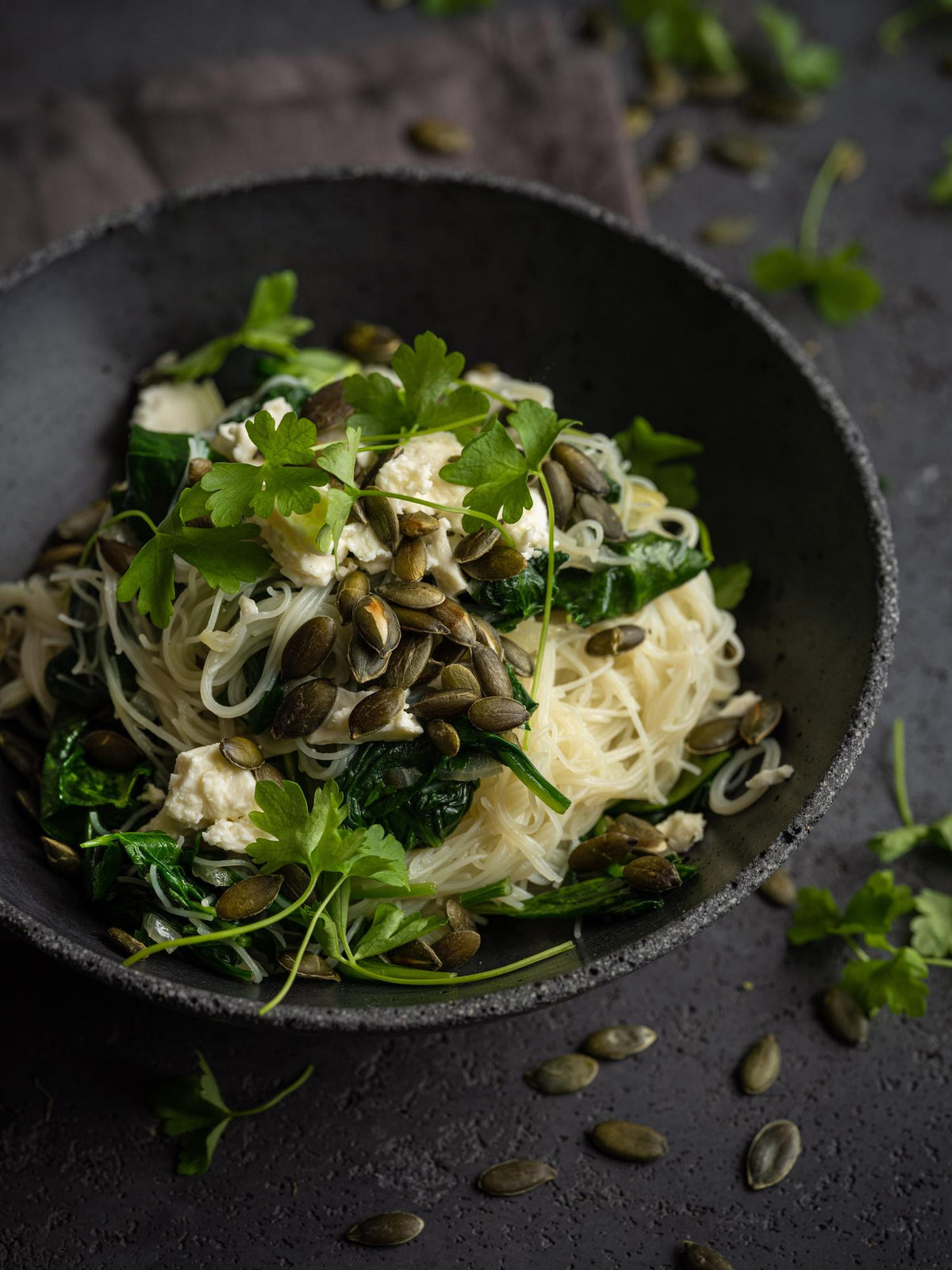 Tagliatelle di riso veloci con spinaci, semi di zucca e formaggio balcanico