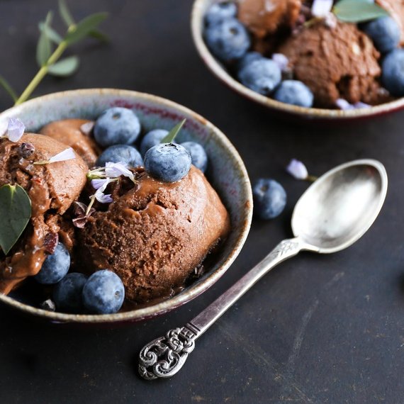 Gelato al cioccolato con mirtilli