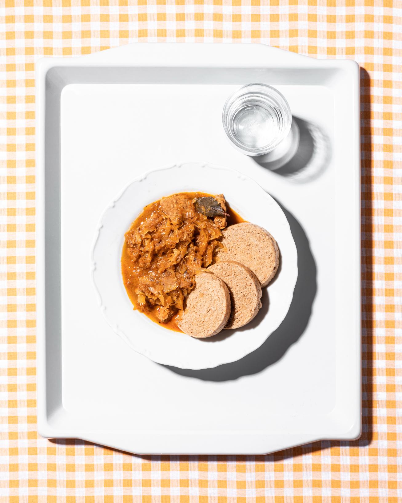 Segedín con canederlo al vapore