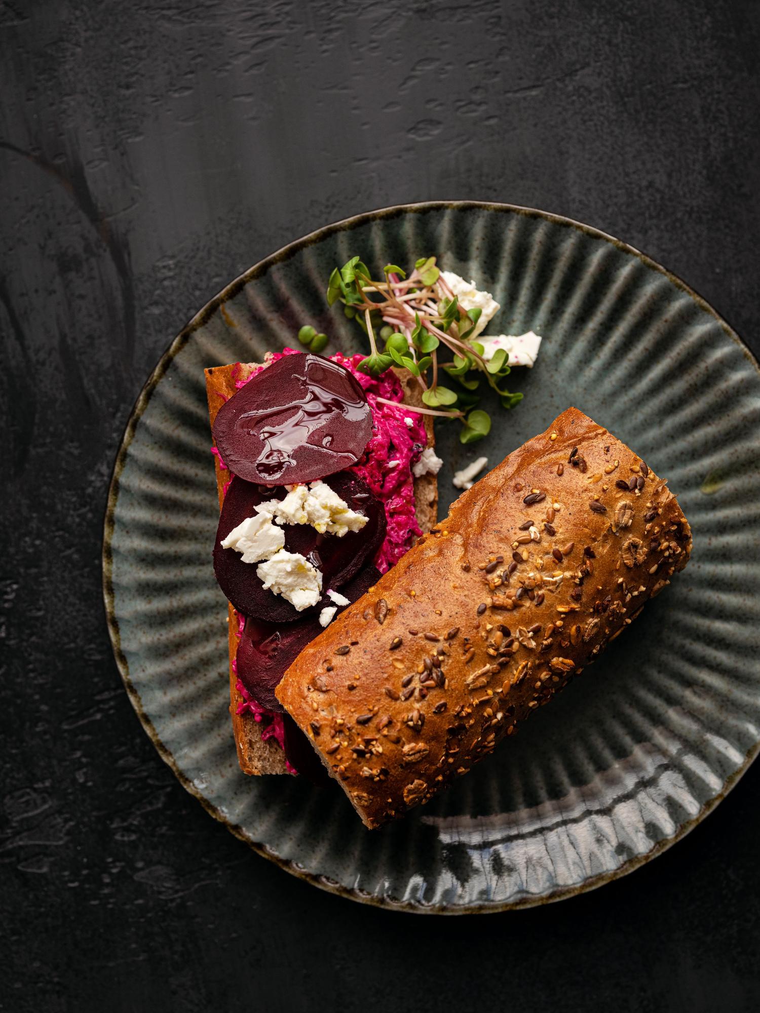 Panino con barbabietola rossa e feta