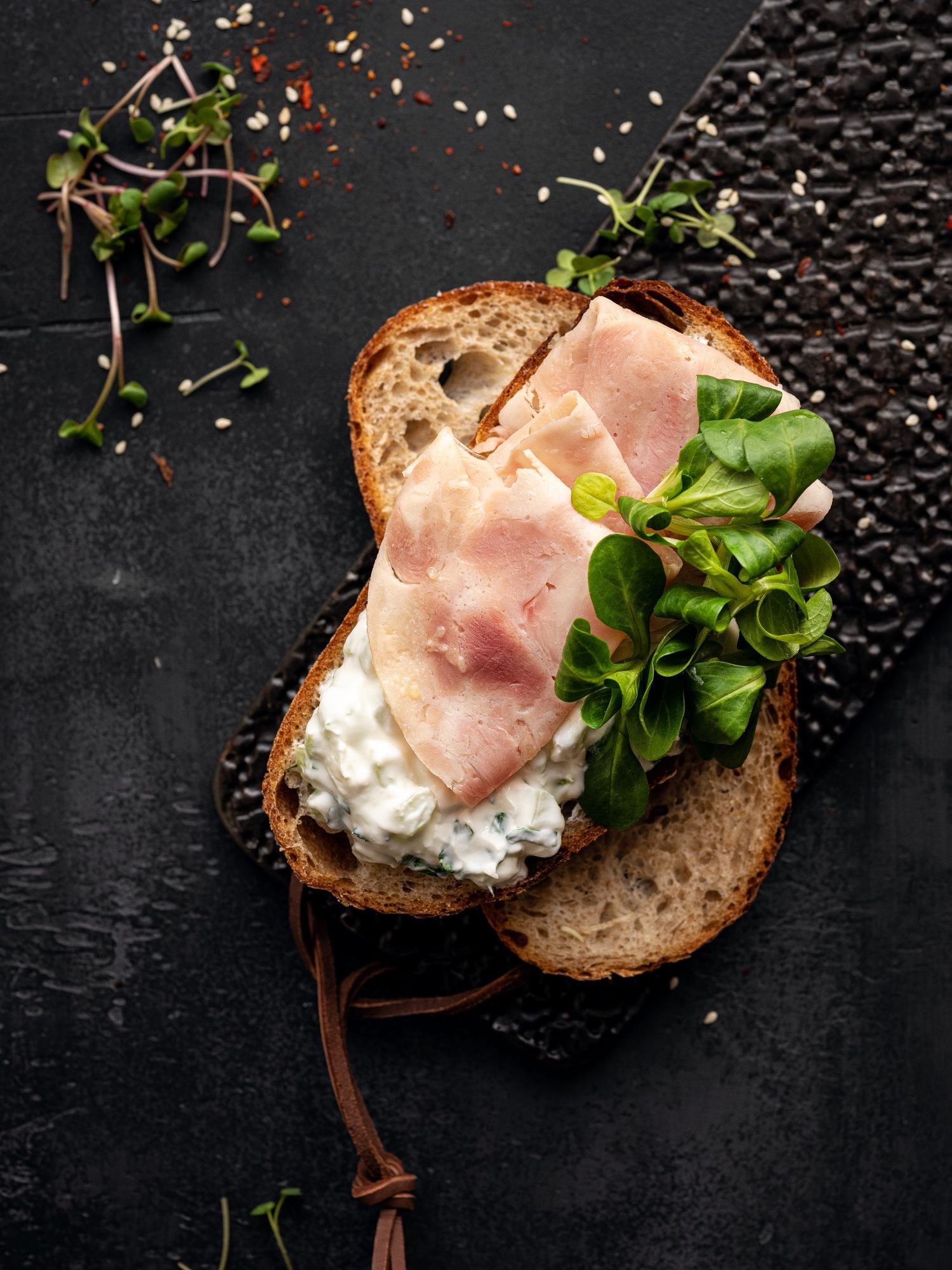 Sandwich con prosciutto di pollo e crema al rafano e sedano
