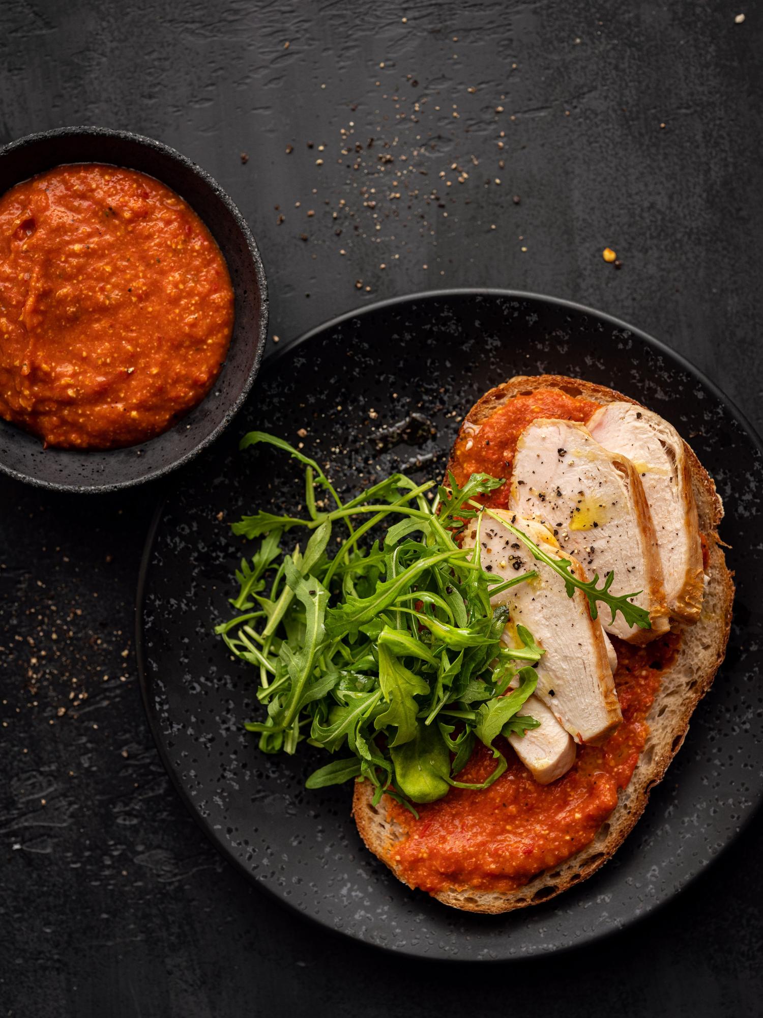 Sandwich con tapenade di peperoni e pollo