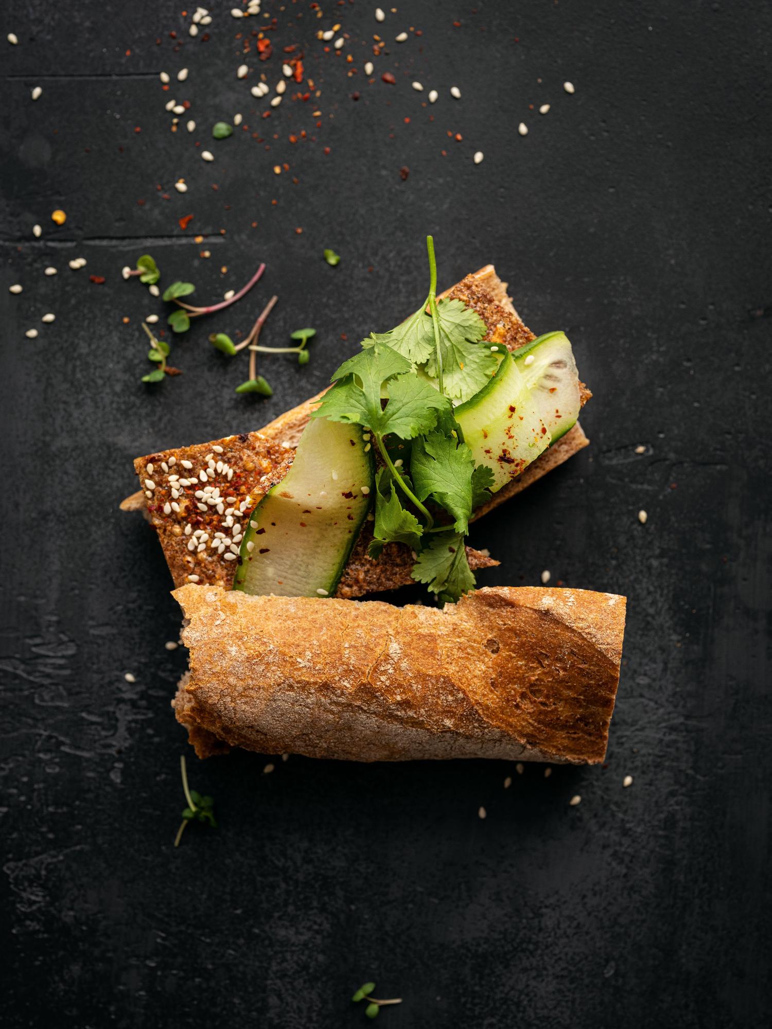 Panino con frittata al forno e coriandolo