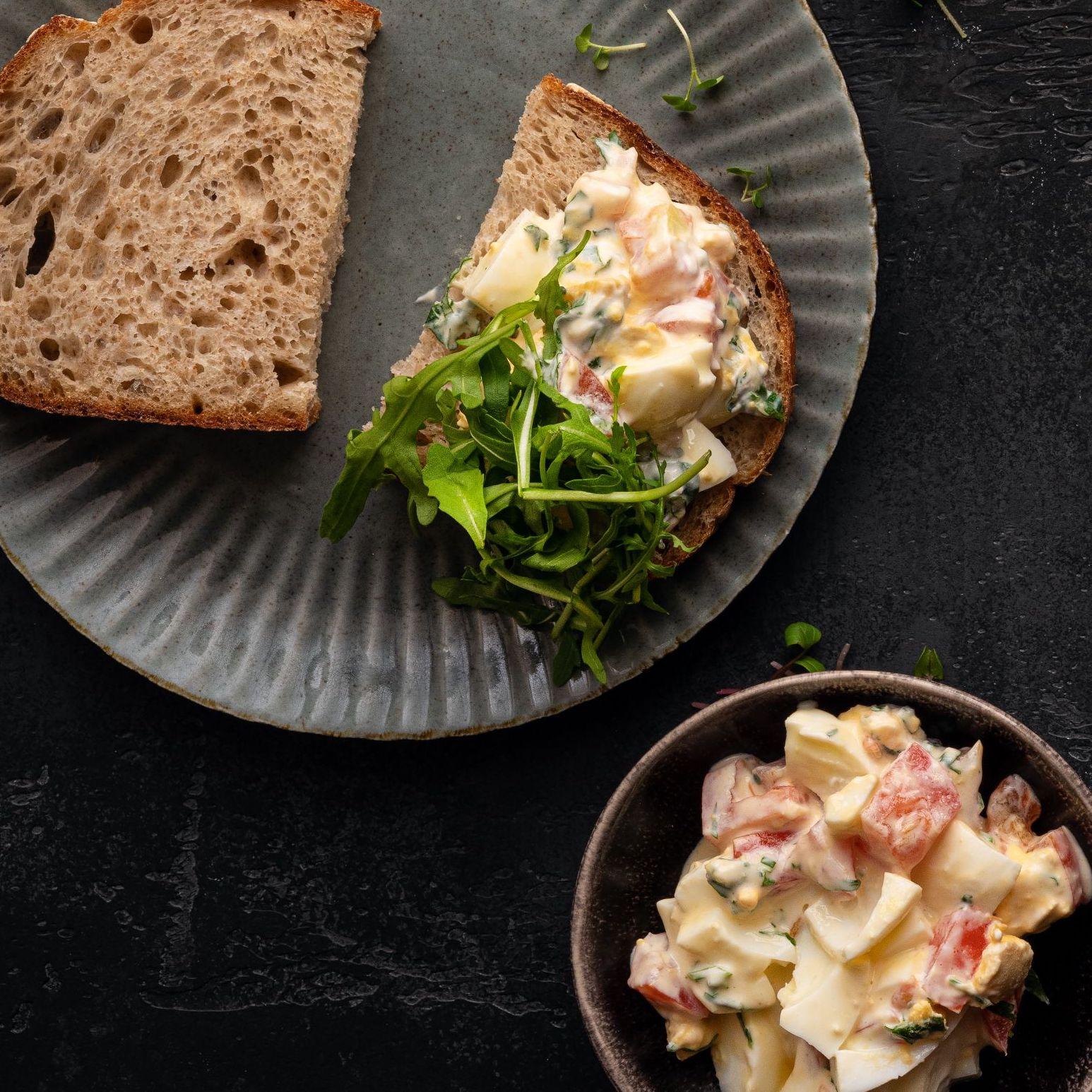 Sandwich con insalata di uova e rucola