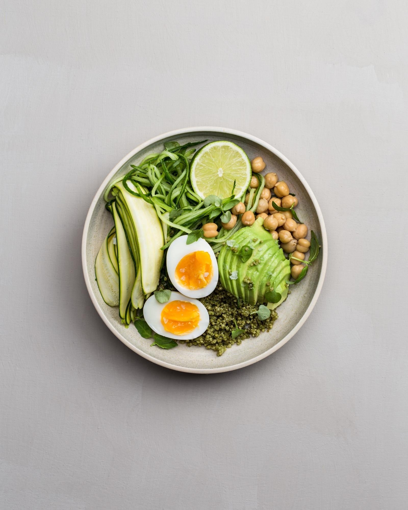 Ciotola salata con avocado e quinoa al basilico