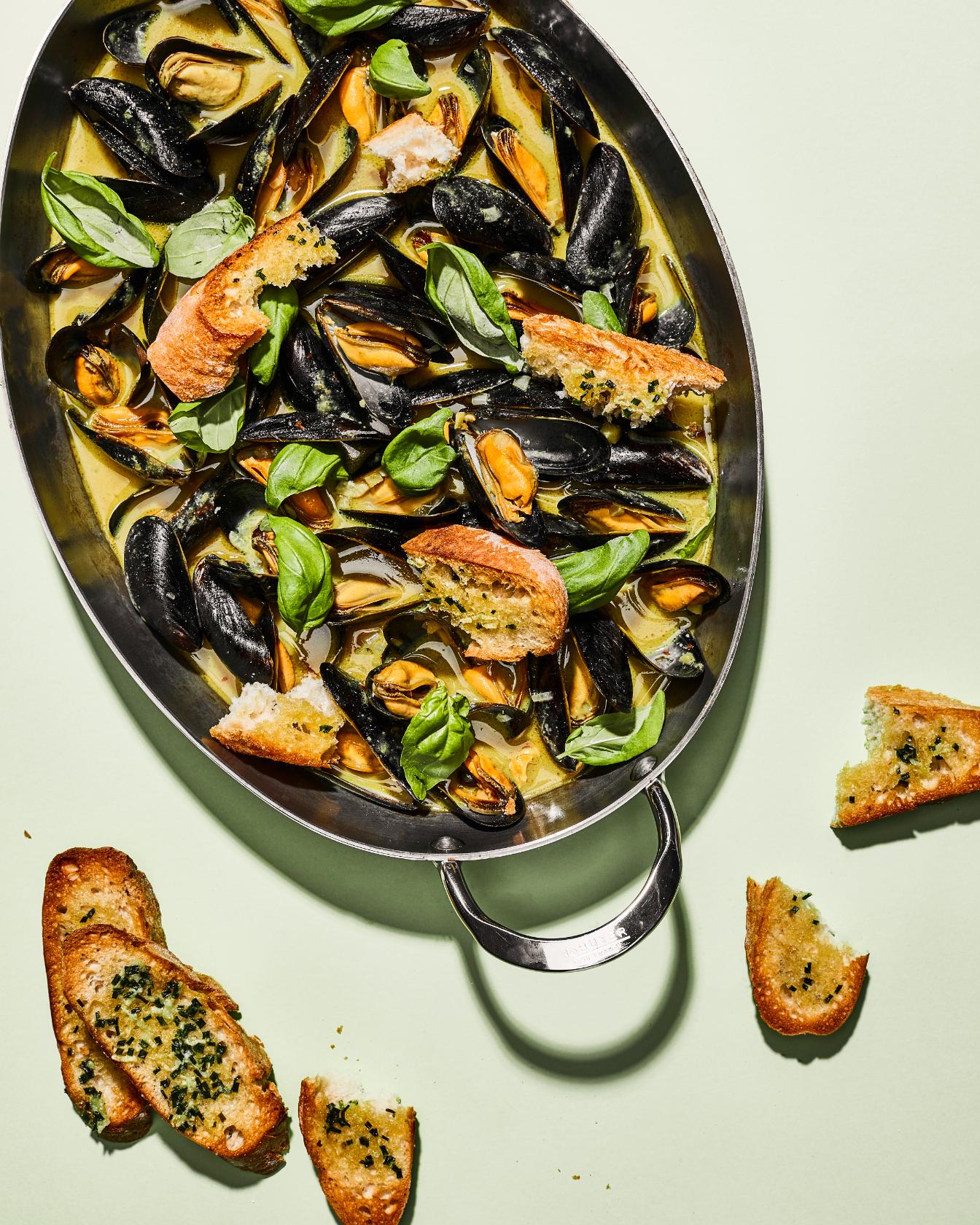 Cozze in salsa al curry con pane all'aglio