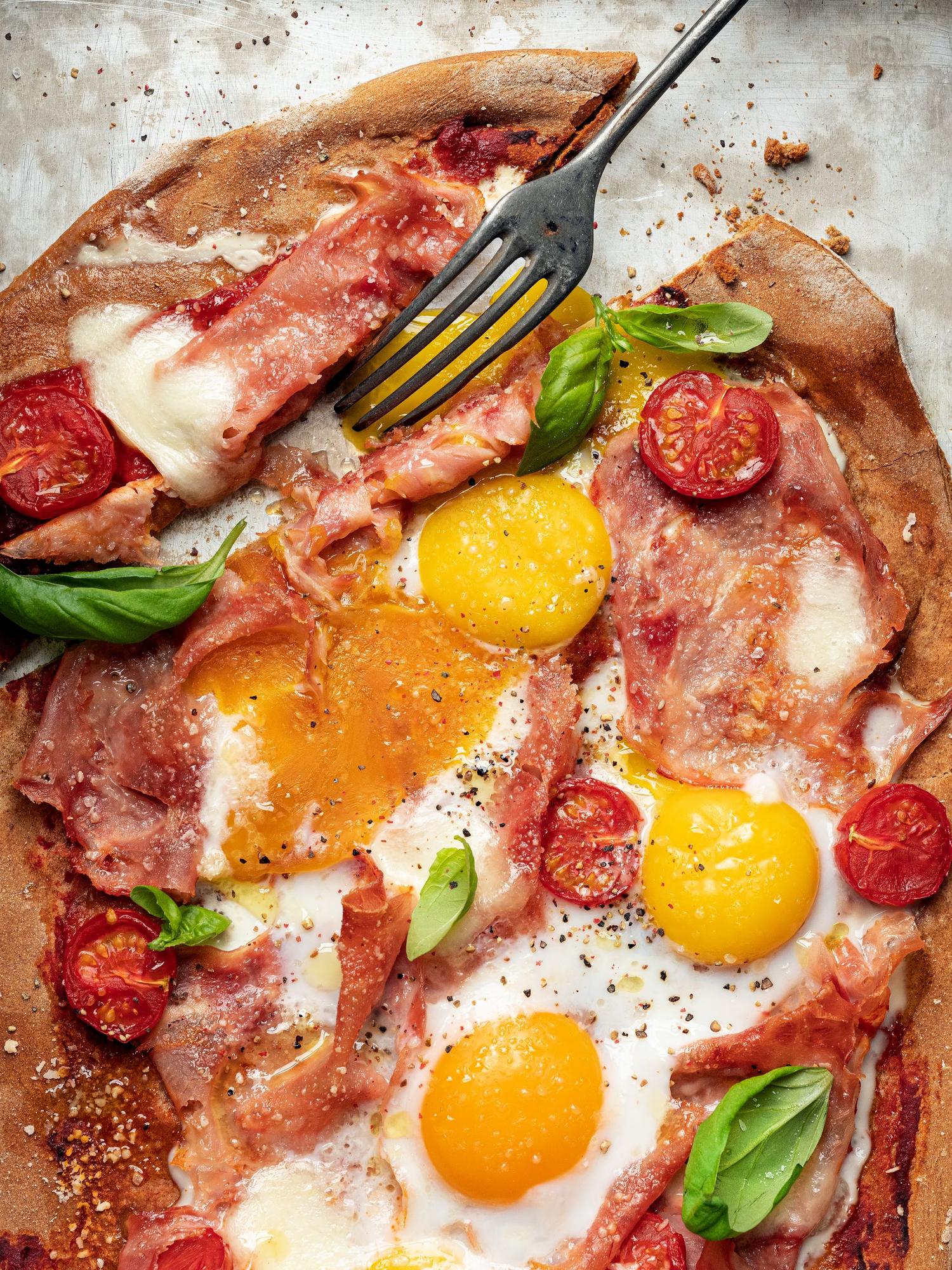 Pizza per la colazione con uova