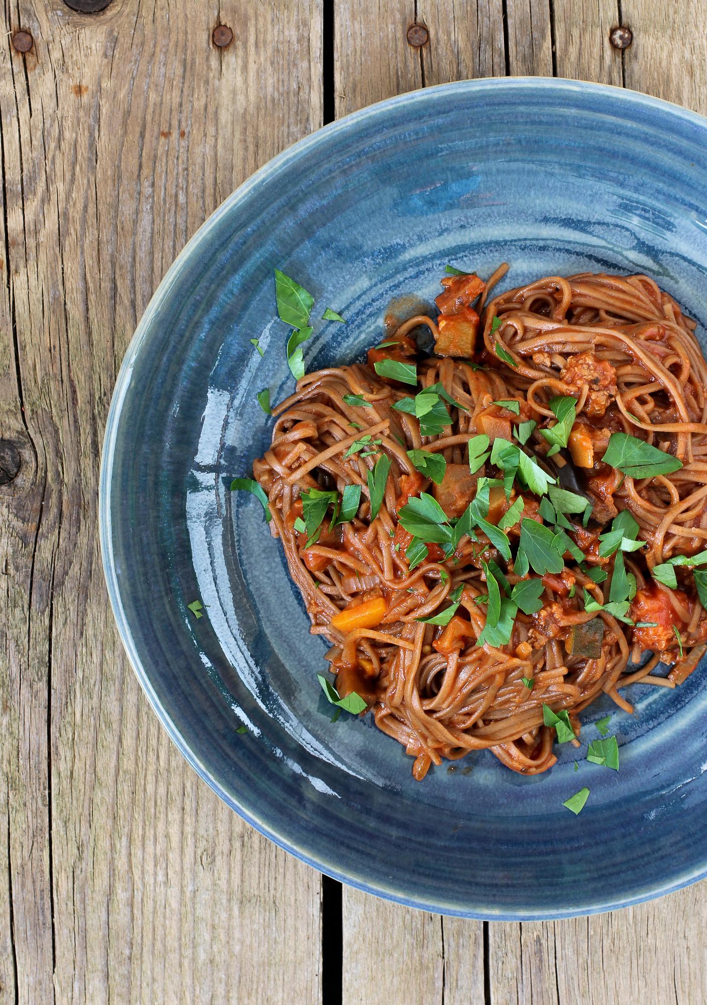 Soba noodles con ragù di carne macinata