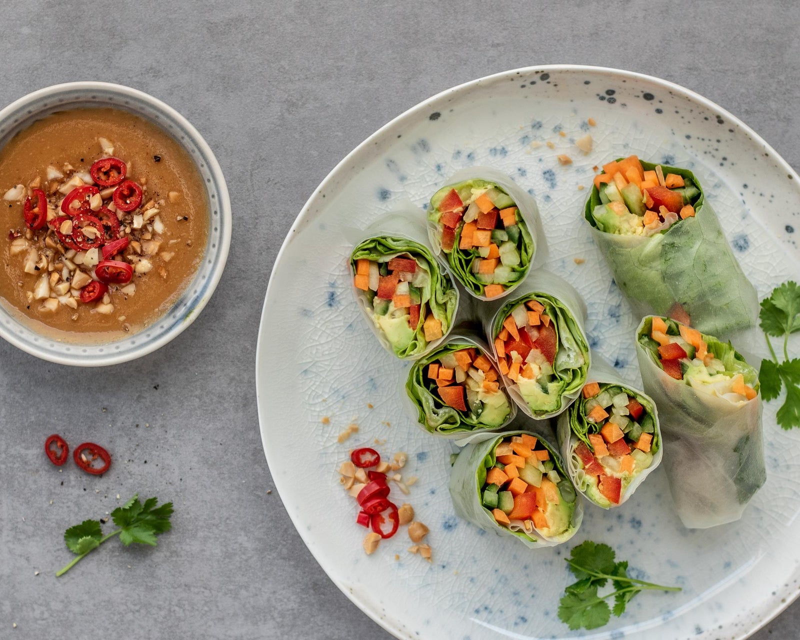 Involtini estivi di verdure con salsa alle arachidi