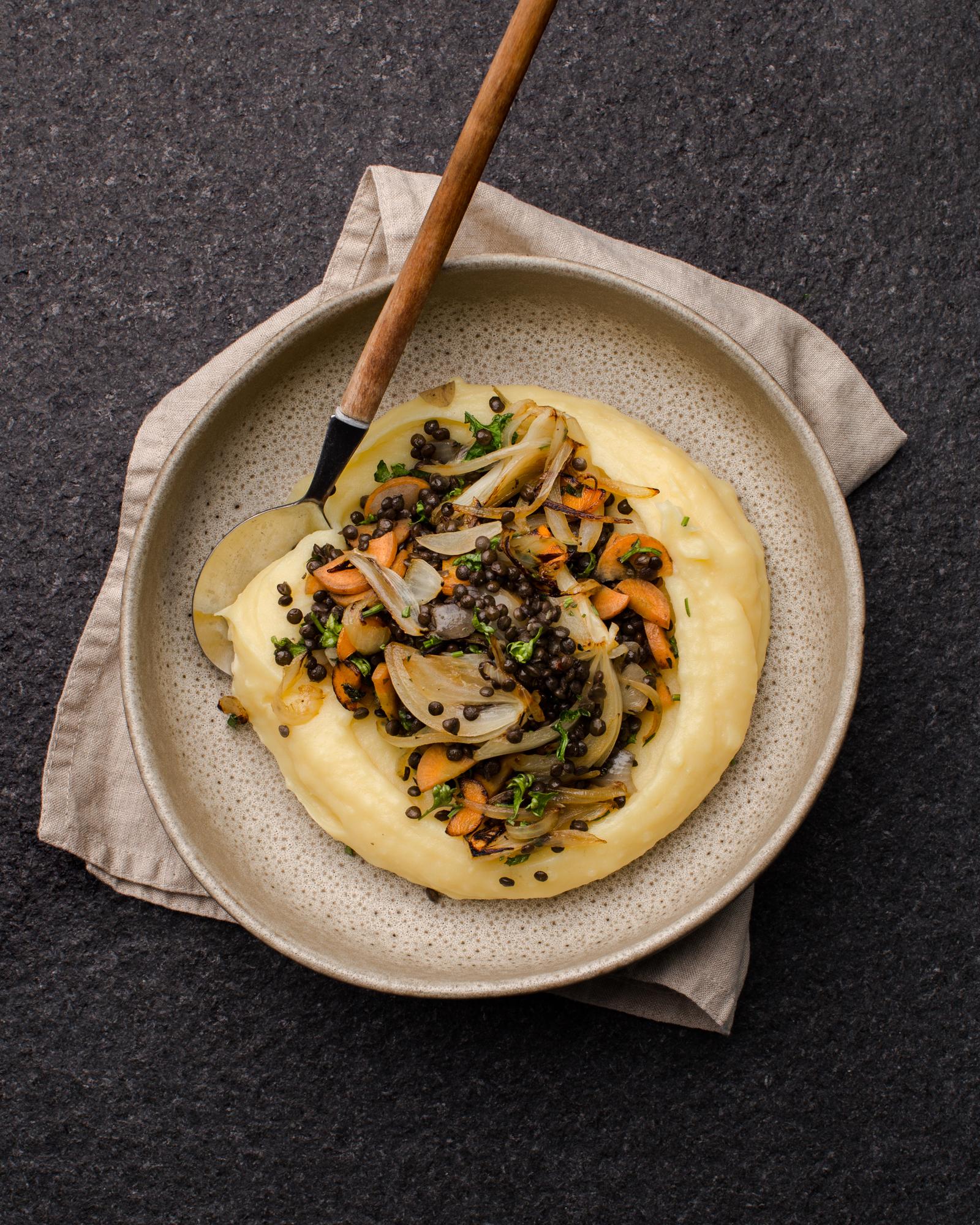 Lenticchie alle erbe con purè di patate