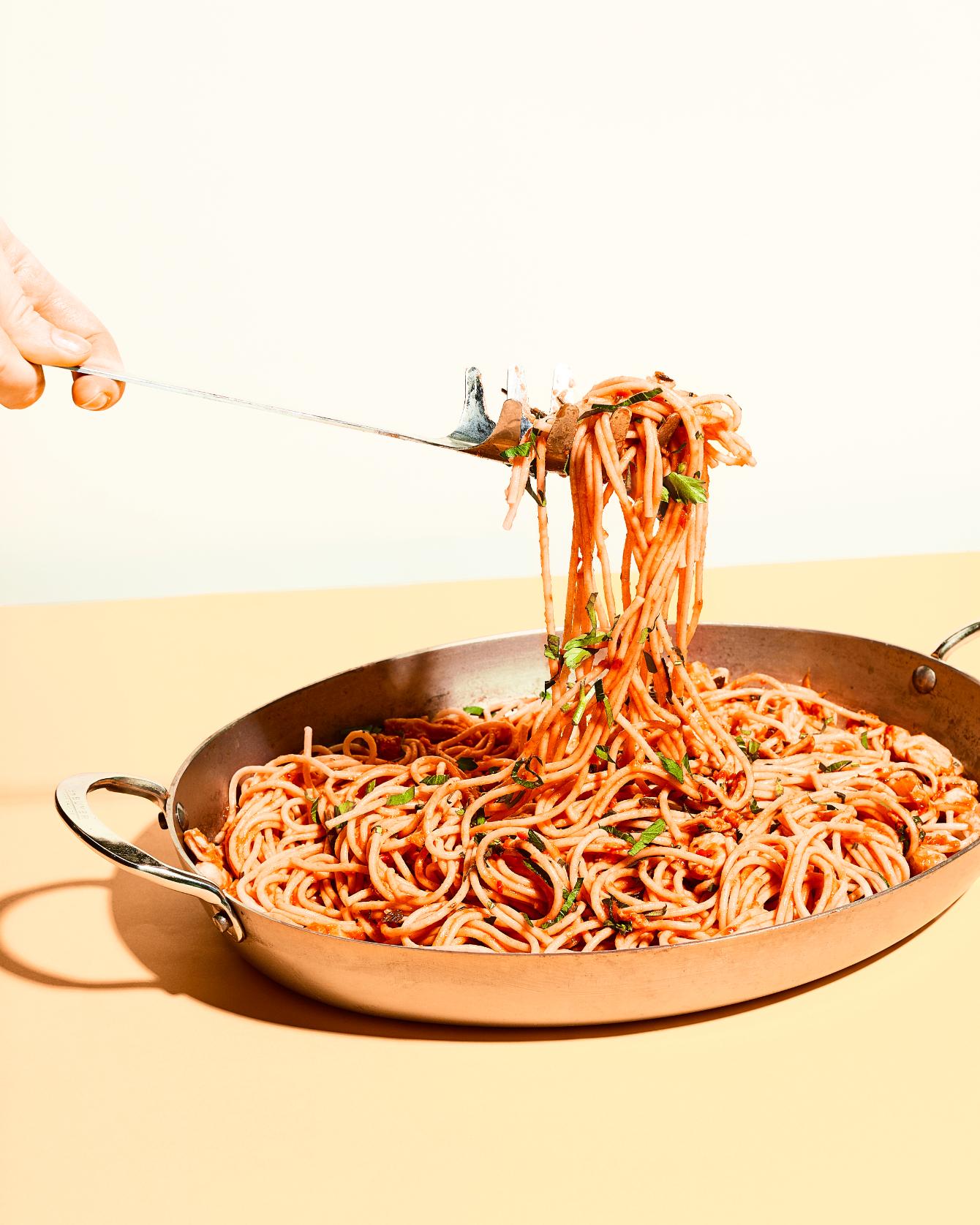 Spaghetti con carne di coniglio e salsa al pomodoro