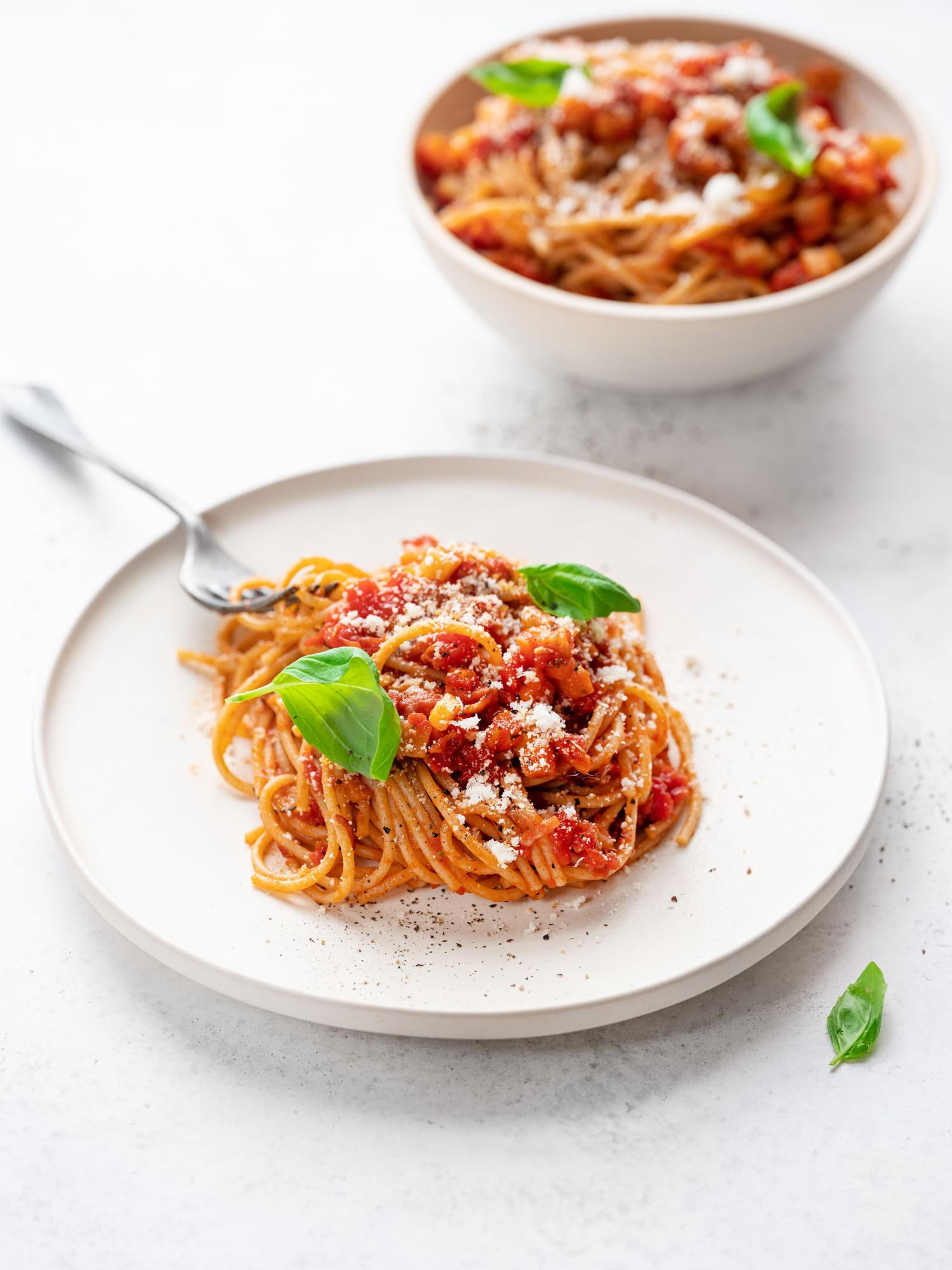 Spaghetti con salsa di pomodoro e prosciutto crudo