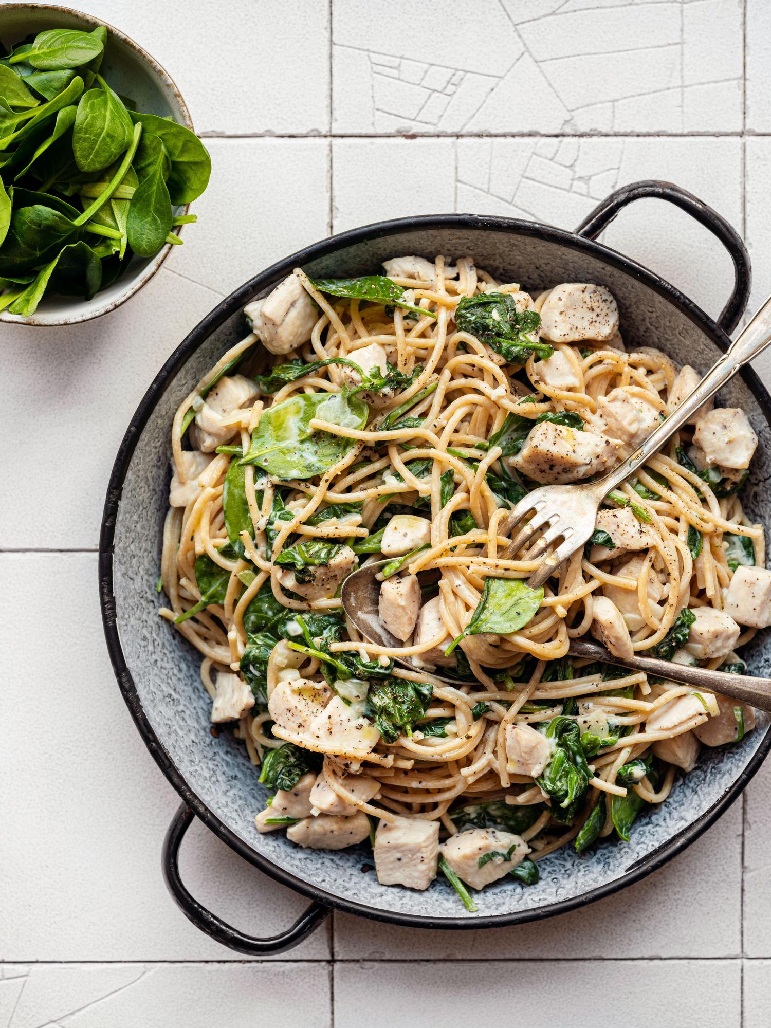 Spaghetti con spinaci, formaggio e pollo