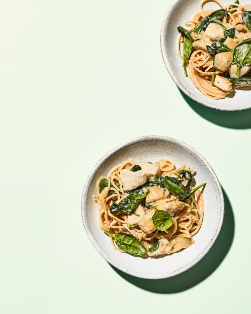 Spaghetti con tacchino, carciofi e spinaci