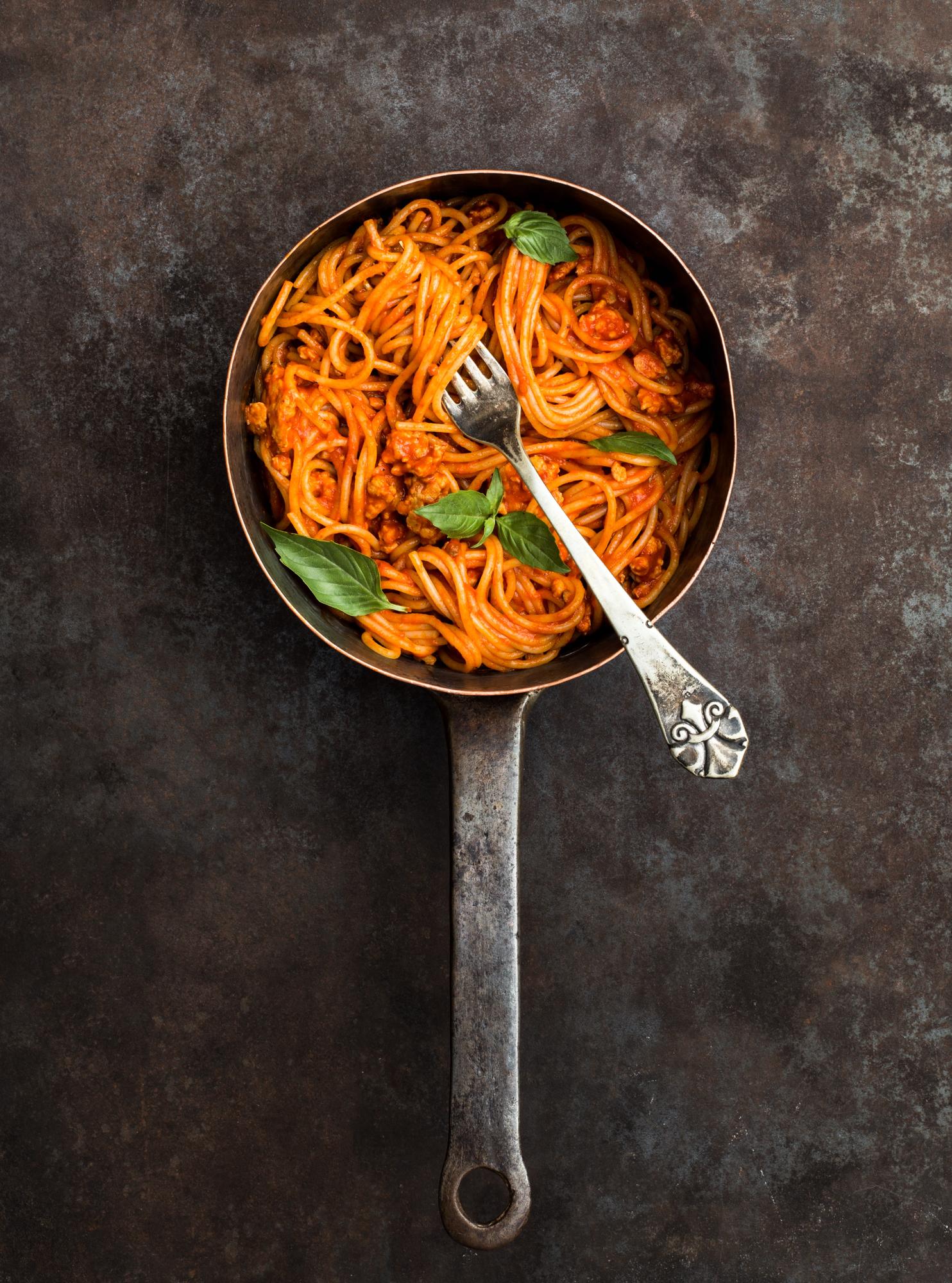 Spaghetti con sugo di peperoni arrosto e tacchino macinato