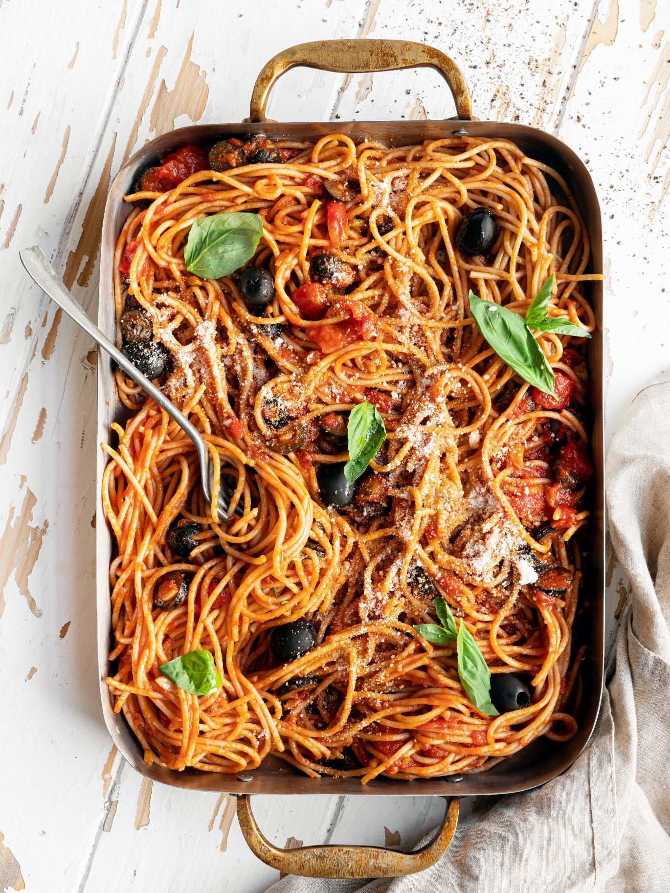 Spaghetti con salsa di pomodoro e basilico con olive