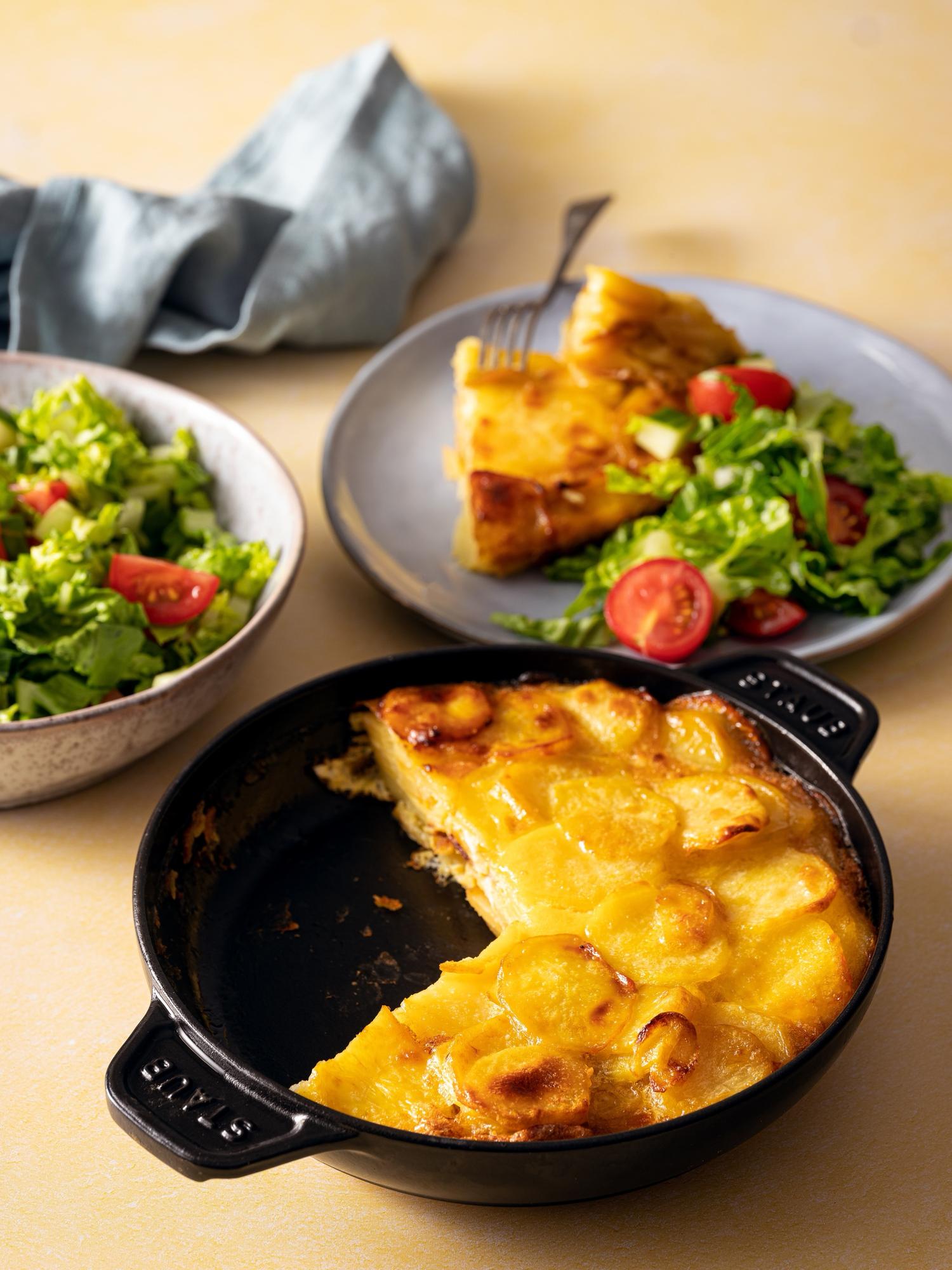 Tortilla di patate spagnola con insalata