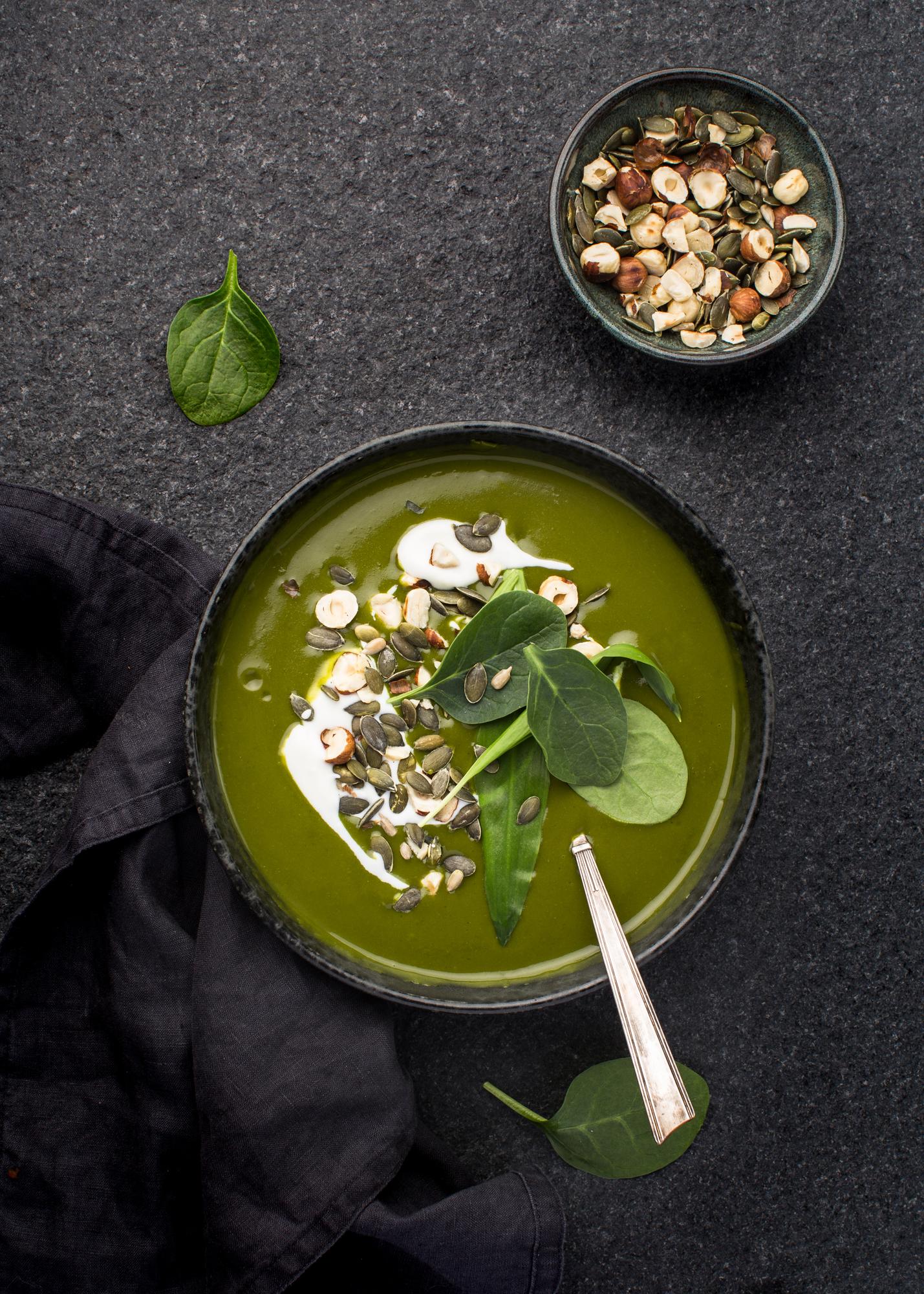 Zuppa di spinaci con uova in camicia