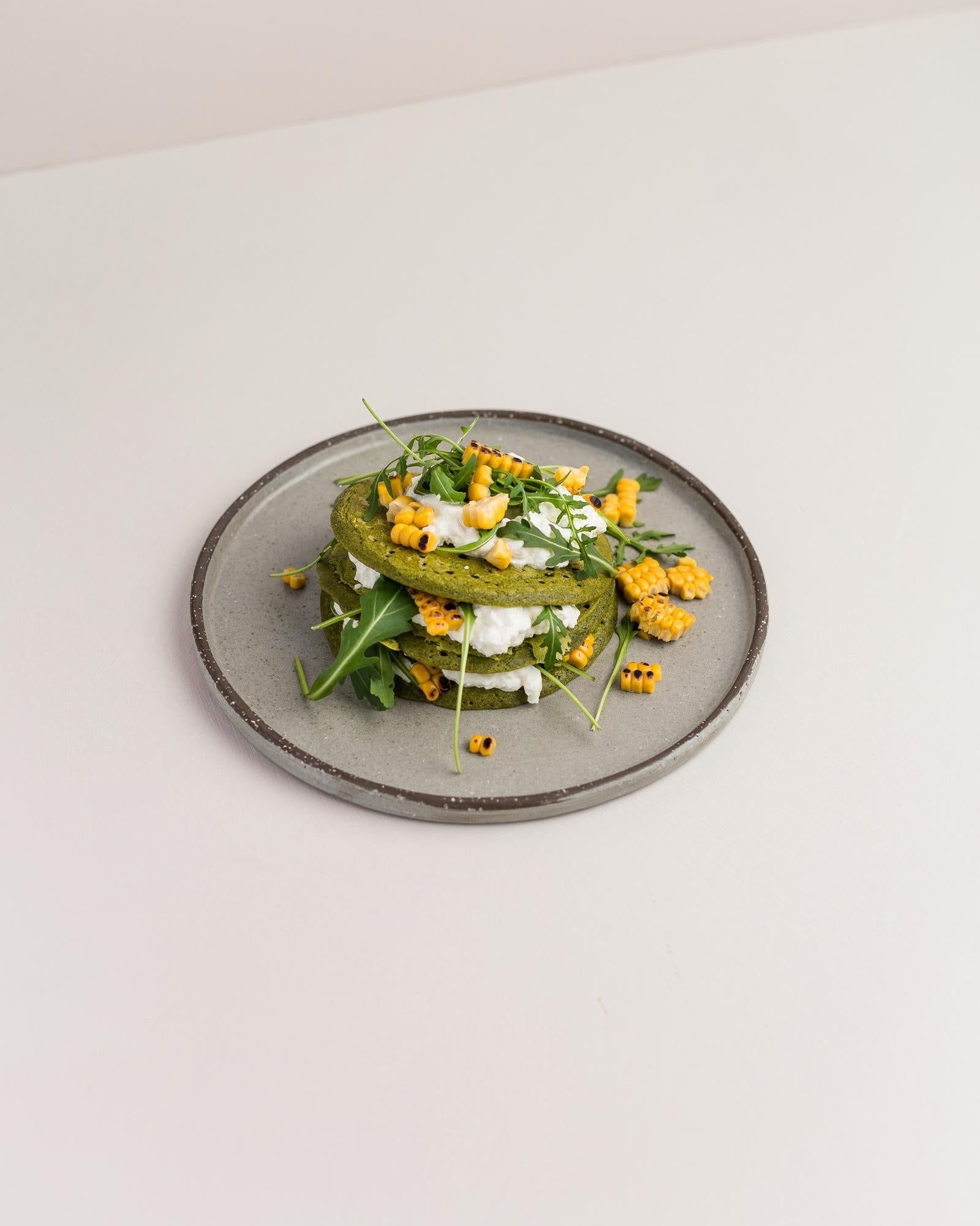 Frittelle agli spinaci con mais, formaggio fresco e rucola