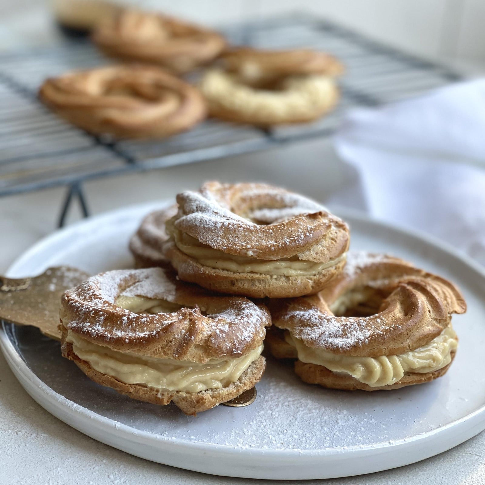 Bignè a corona con crema