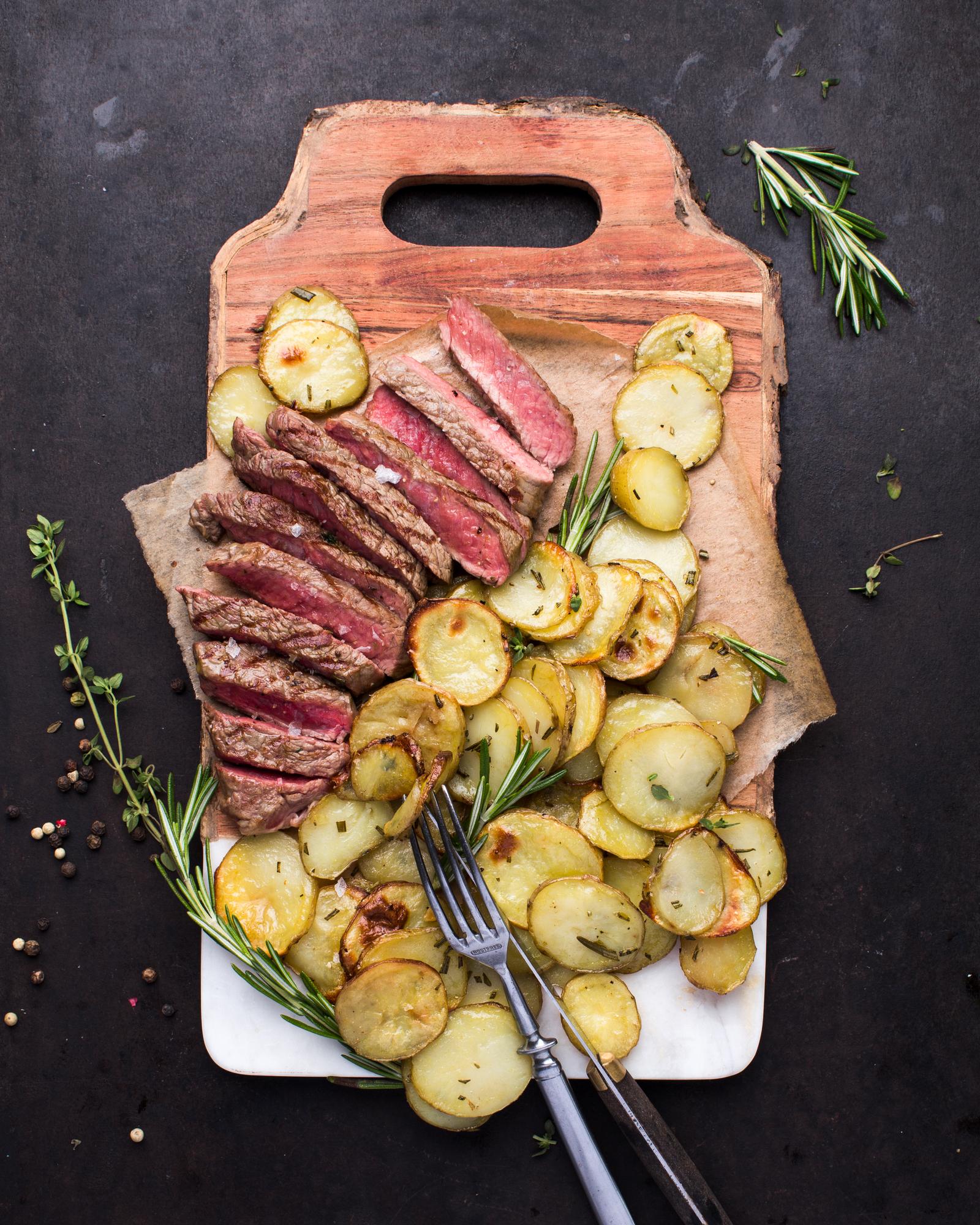 Bistecche con patate al rosmarino