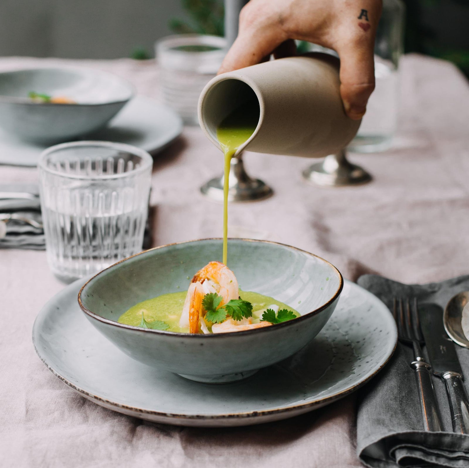 Zuppa fredda al coriandolo con gamberi
