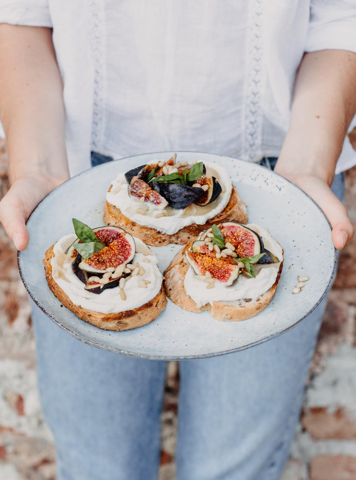 Pane dolce con ricotta alla vaniglia e fichi