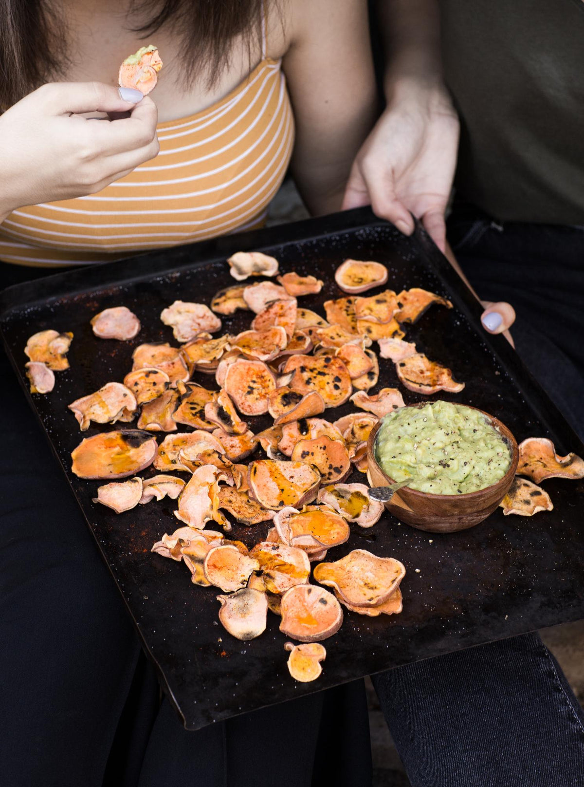 Chips di patate dolci con salsa all'avocado