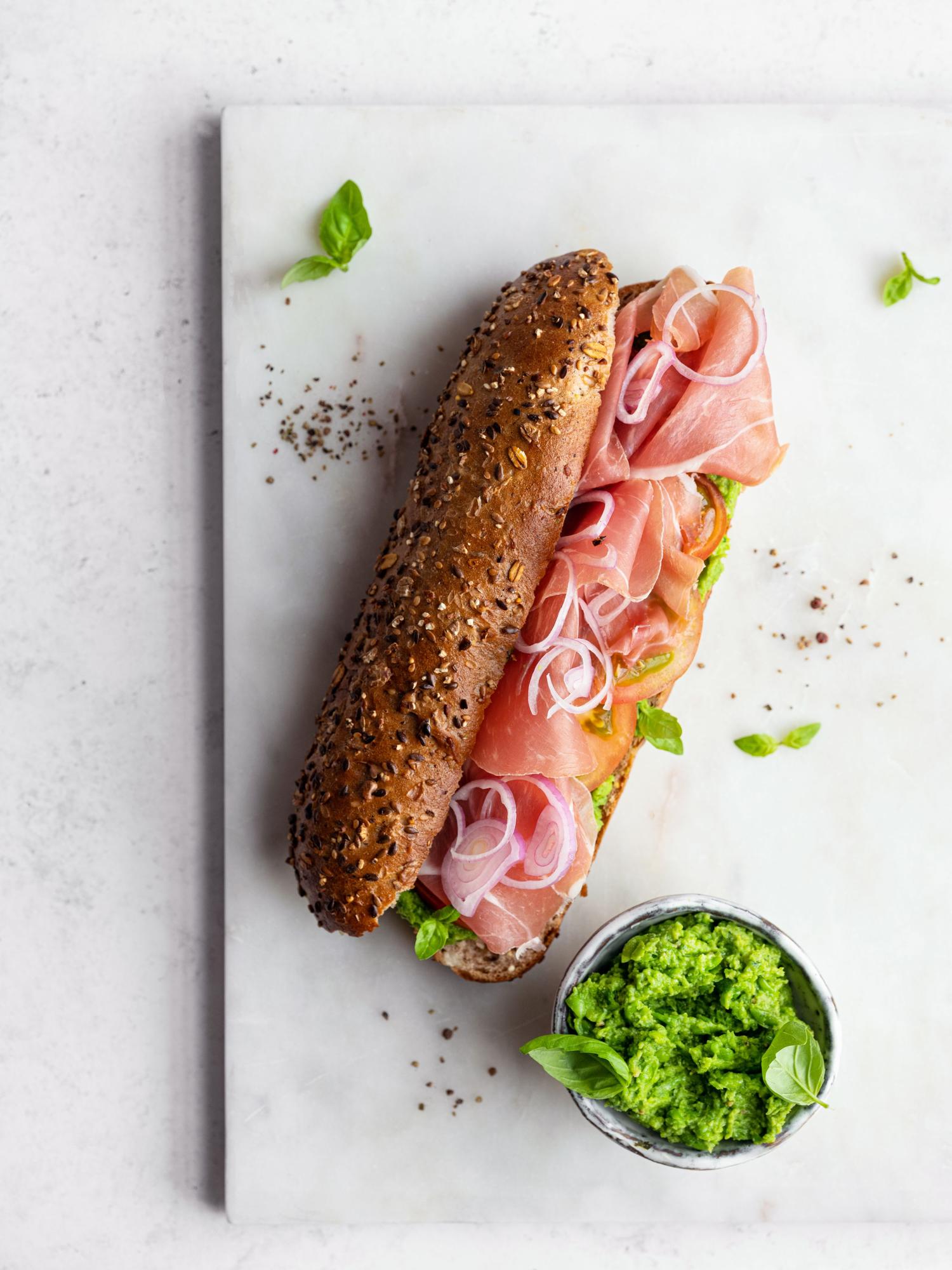 Sandwich al prosciutto con dip di piselli
