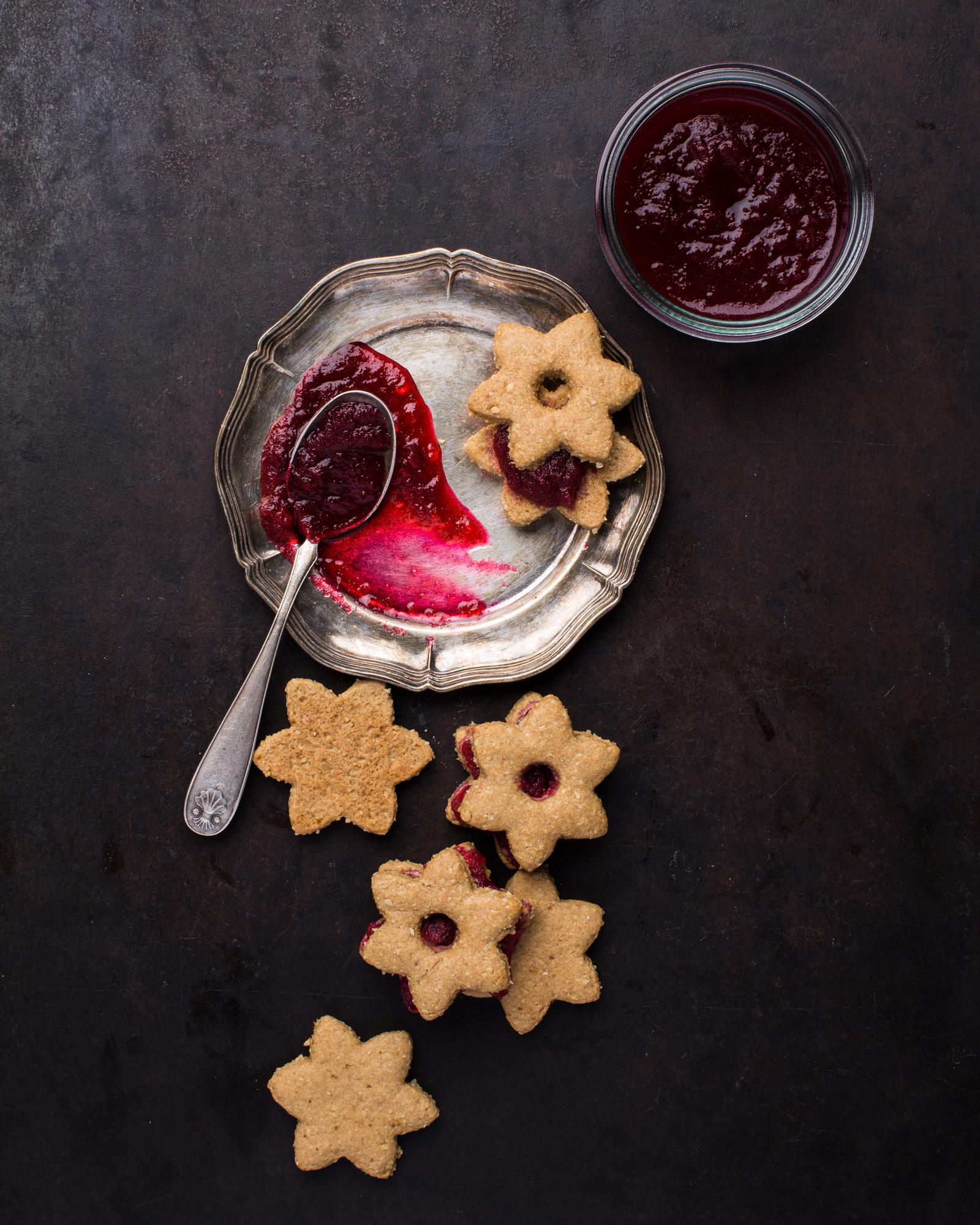 Biscotti con marmellata di barbabietola