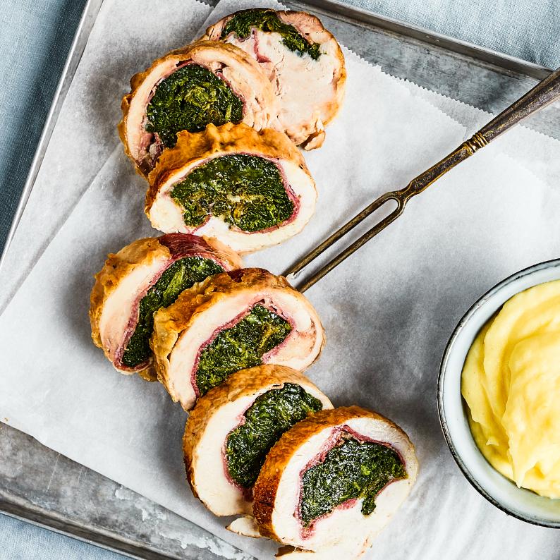 Rotolo di pollo festivo con prosciutto crudo, parmigiano e spinaci