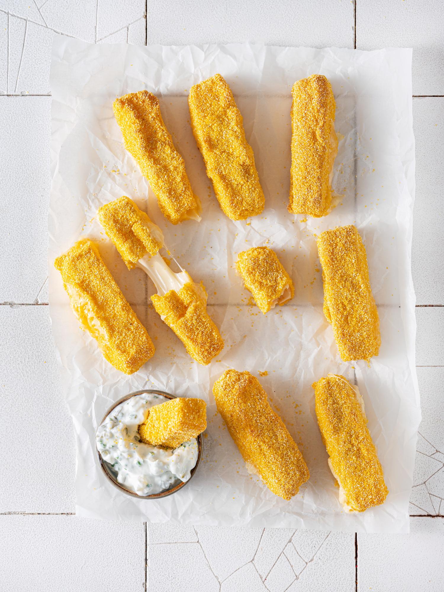 Bastoncini di formaggio con salsa alle erbe