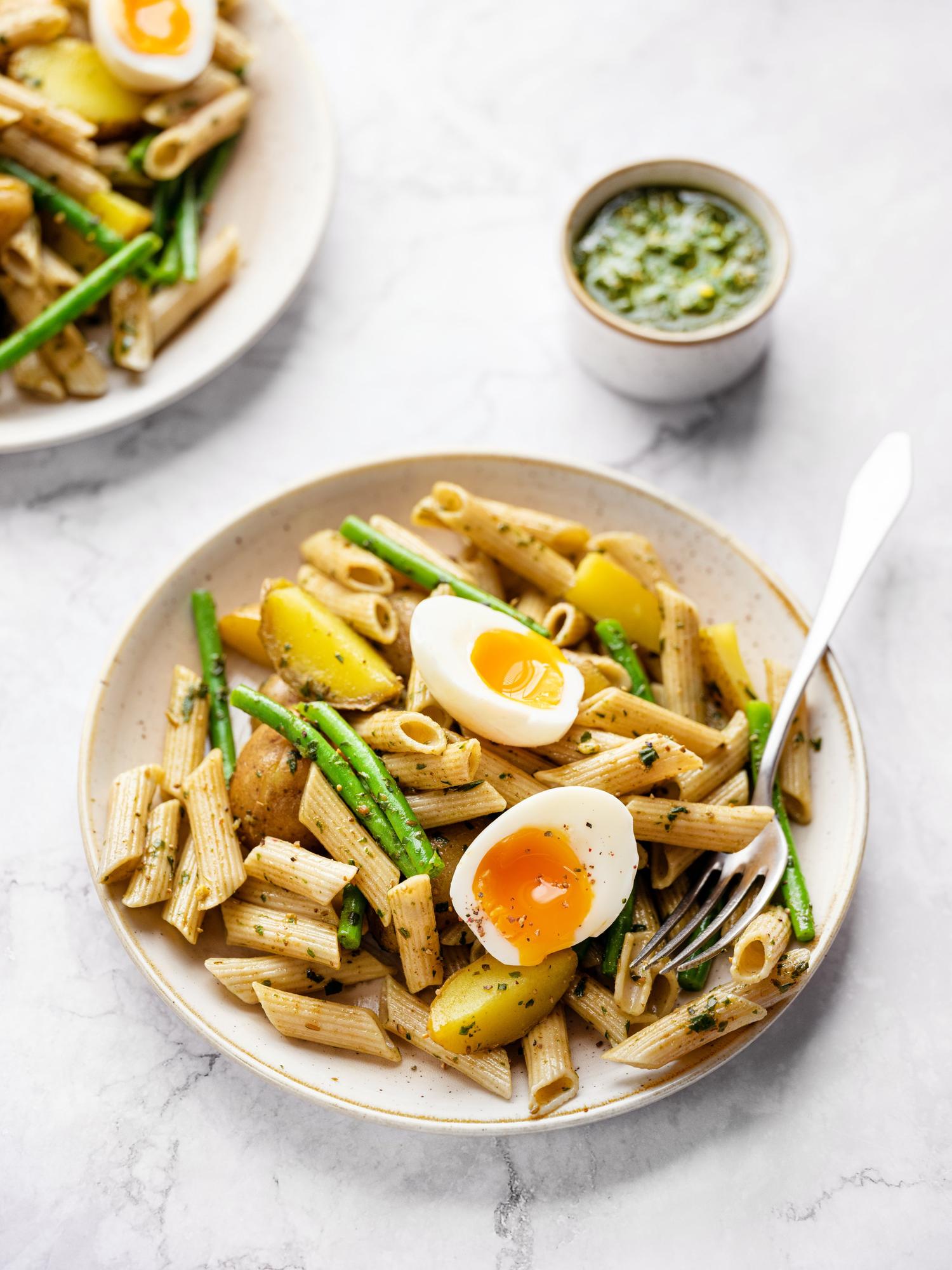 Insalata di pasta con patate e pesto al basilico