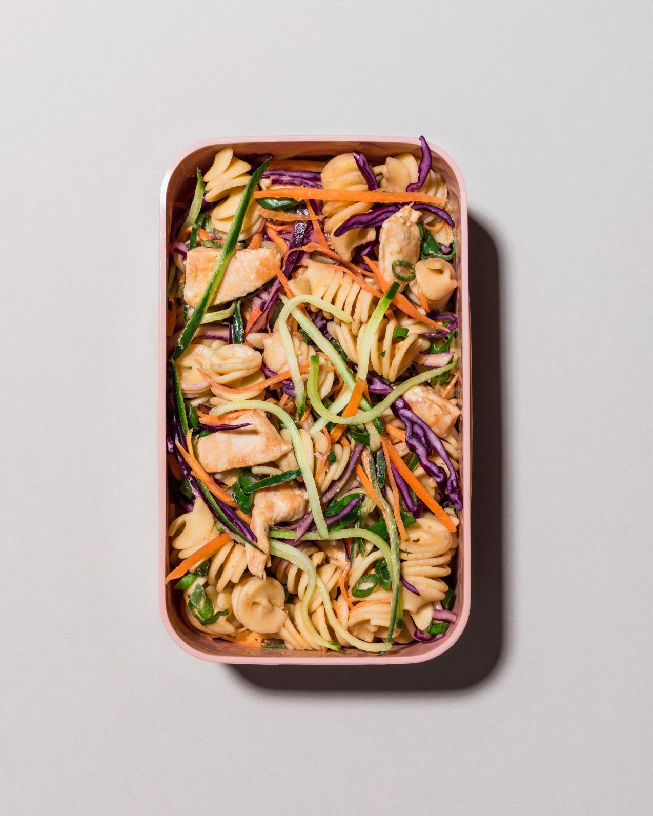 Insalata di pasta con pollo e salsa di arachidi