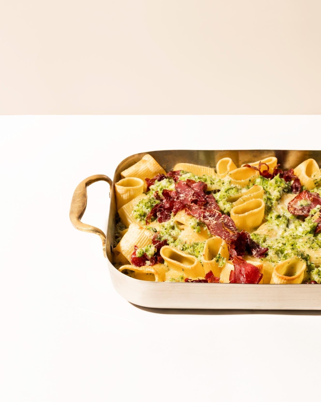 Pasta con salsa di broccoli e bresaola
